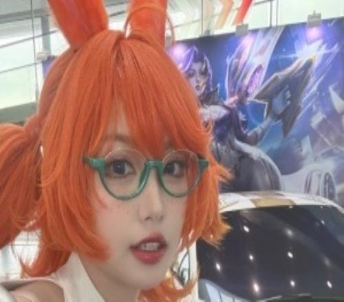 阿萝拉本兔来了！LPL女主持周敢敢晒照：抢先体验了阿萝拉皮肤