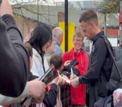 松弛感拉满！吉尔伯特被丁俊晖淘汰后，边抽烟边为球迷签名