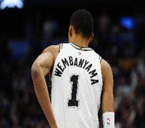 名记：2年前一老将曾表示文班此后每年都能拿DPOY这奖将以他命名