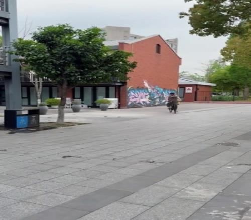BLG分享日常视频：丹尼的才艺展示环节空手骑自行车
