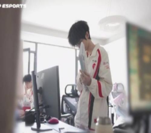 TES发布战胜IG赛场VLOG：以连胜为底气，向着下一程全力进发！