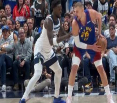 这就是季后赛！兰德尔双手如钳一回合连推约基奇13次！裁判无反应