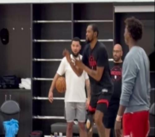 G2能否复出杜兰特参加火箭训练加练投篮右膝贴满护具