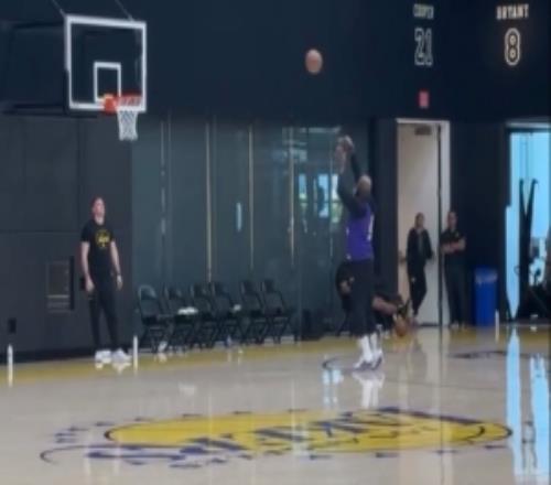 G1罚球太铁！今日训练后湖人全员留下来加练罚球詹姆斯领衔