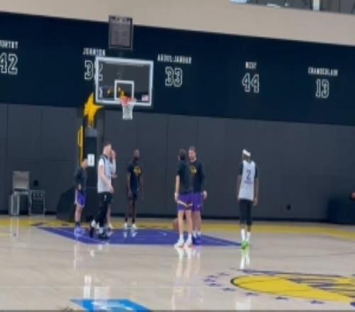 回来啦！东契奇回归训练场为里夫斯加练罚球抢板捡球传球