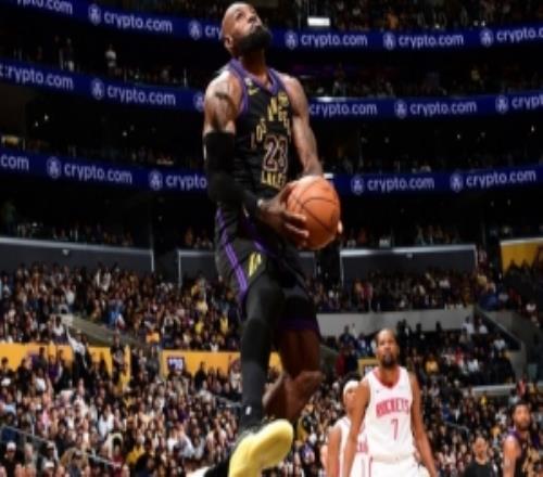 41岁实战反手暴扣！詹姆斯打趣：我甚至不知道那是怎么回事