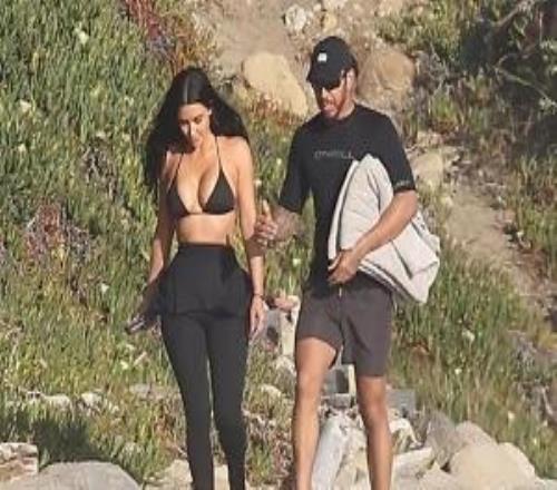 热恋中41岁汉密尔顿和45岁金卡戴珊约会，两人海中拥抱热吻