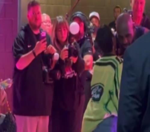 母亲和妻子在球员通道等待詹姆斯老詹和她们庆祝之后才回更衣室