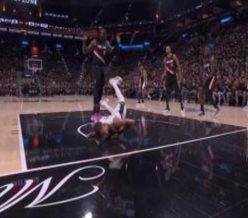 好痛！文班倒地后下巴&侧脸重重摔在地板上因脑震荡退赛！