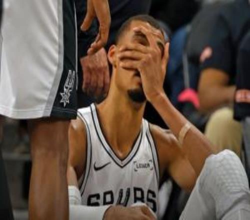 Shams：文班进入脑震荡保护协议！将缺席G2剩余比赛！