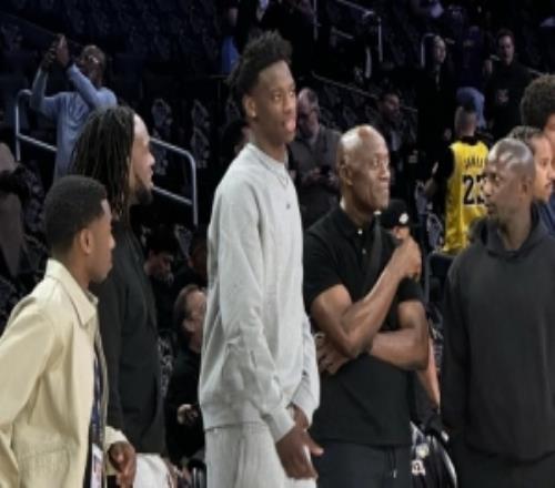 提前感受NBA！状元大热门迪班萨来到现场观看火湖大战！