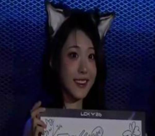 这颜值太能打了LCK现场镜头给到KRX女粉COS阿狸微笑太甜美！