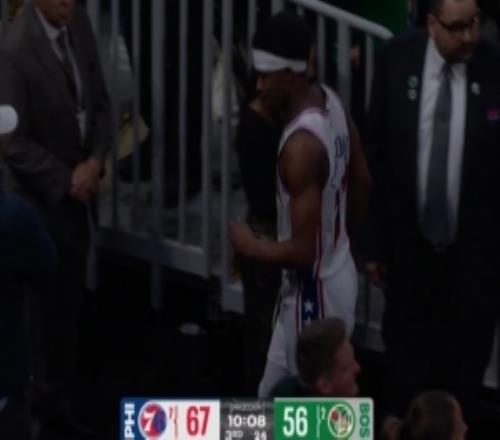 吓人！埃奇库姆一瘸一拐返回更衣室随后无大碍在场下骑单车