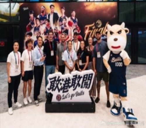 香港金牛夺冠之夜图集感谢到场的嘉宾和球迷