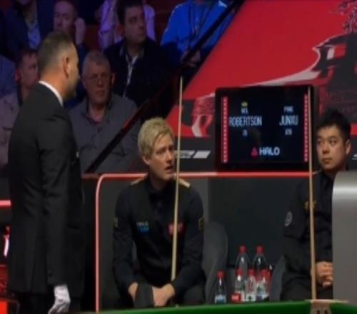 活久见尼尔罗伯逊在对阵庞俊旭的第二局，因算错分直接认输