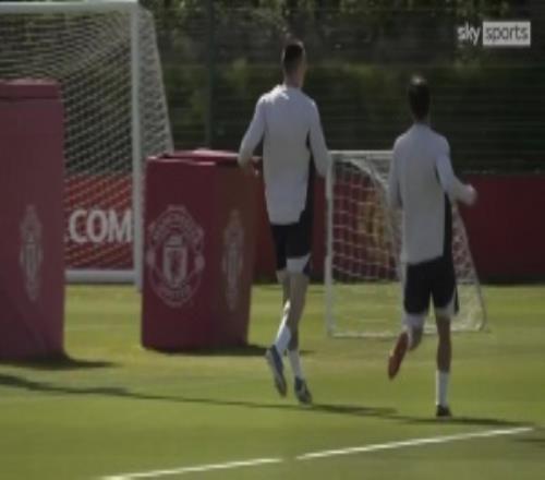 氛围太好了！31岁B费与22岁舍什科训练中赛跑，B费略胜一筹