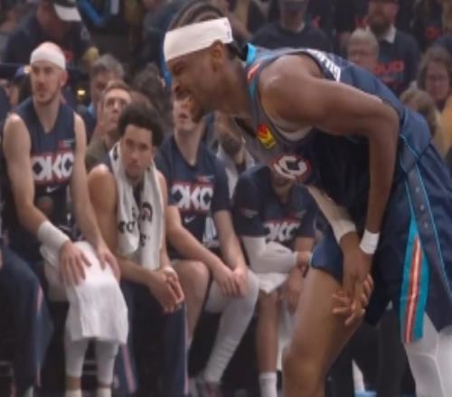 看起来超级疼！亚历山大上篮倒地后手指戳到地板有点受伤