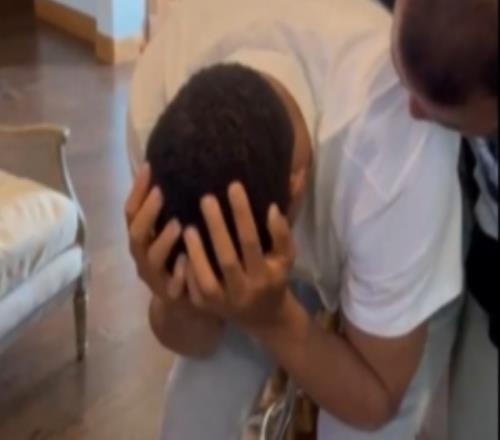 你值得！凯尔登得知自己拿下最佳第六人双手抱头热泪盈眶