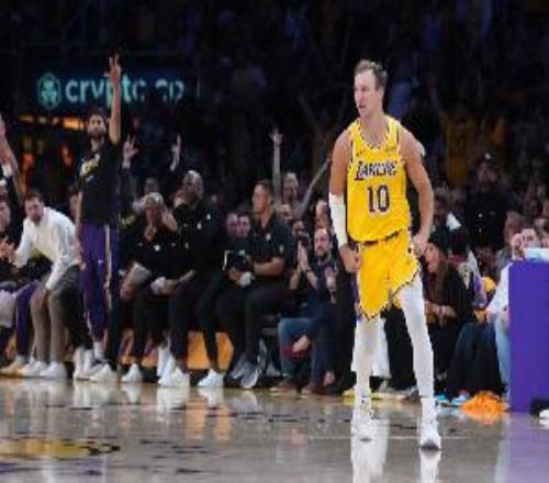 没看错！肯纳德系列赛前2战场均25分命中率65.4%三分命中率72.7%