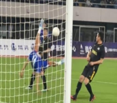 莫雷诺上演招牌倒挂金钩破门，东方荣耀10领先传奇明星