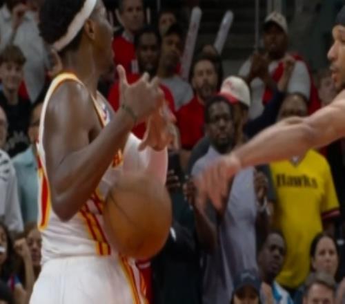 右手打到奥孔武了！哈特篮板反抢被吹犯规尼克斯挑战失败