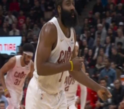 努力追赶！贾勒特阿伦抢断哈登追身三分缩小分差