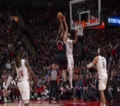 贾勒特阿伦大帽马穆扣篮被吹犯规骑士挑战成功改判争球