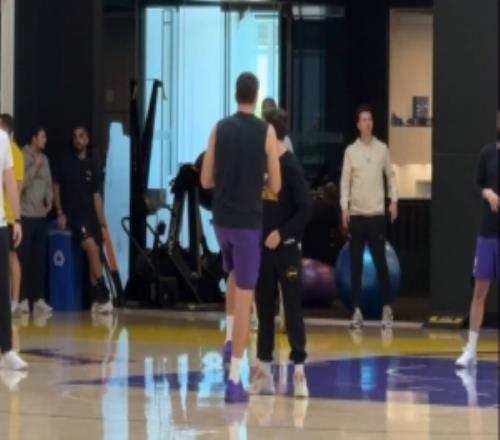 逐步恢复！东契奇今日在助教指导下进行轻度投篮训练