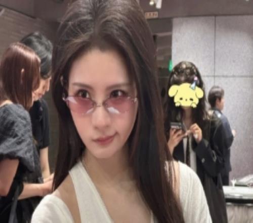 和平精英主持人小游晒照：时隔多年终于更新证件照了