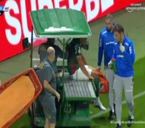 罗克首发15分钟伤退落泪，球员3月以来受到左脚踝伤势困扰