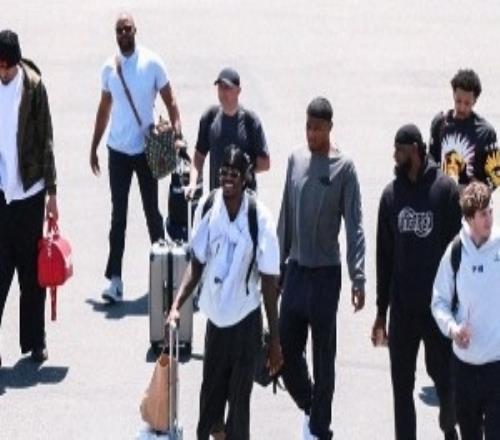 力争30！湖人官推晒球队客场登机照：飞往休斯敦