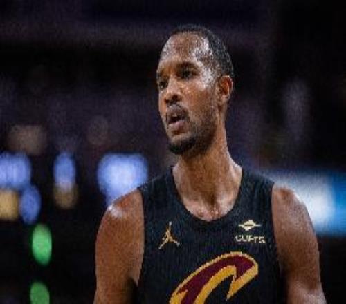 优势明显！半场骑士抢下27个篮板猛龙全队仅12板