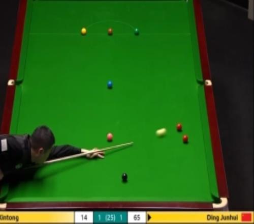这杆太脆了！丁俊晖超分压力红球果断翻袋响袋打进，拿下第三局