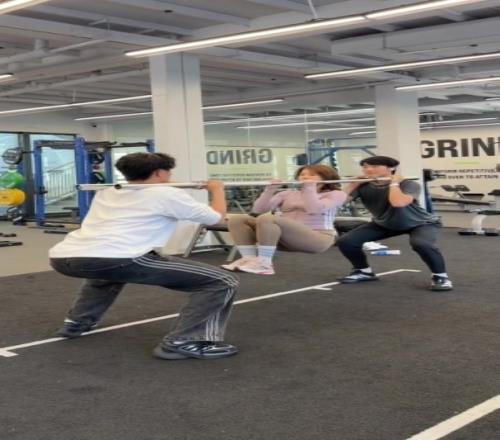 吴艳妮晒视频：一种全新的引体向上，看着很难其实也不简单