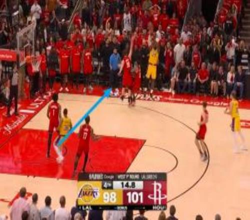 小贾末节最后“帮”詹姆斯做了一个移动掩护挡住了申京的封盖