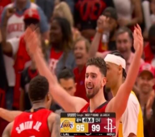 你应该站出来！申京持球强突慢三步左手上篮撂进打停湖人！