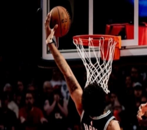 下半场主导逆转！马刺官方晒赢球海报哈珀飘逸隔扣入镜