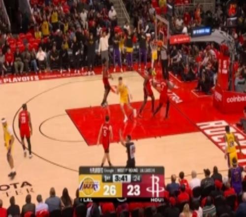 太拼了！海斯倒地拼命护住球八村塁底角三分再进&砍下14分了！