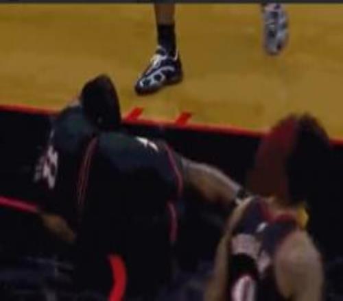 男人的痛杰伦布朗背打一肘打到小乔治保罗乔治直接倒地不起