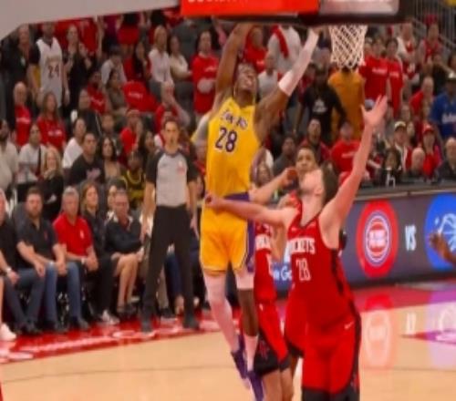 战术很明确！湖人耐心传导最终八村塁强吃谢泼德得手