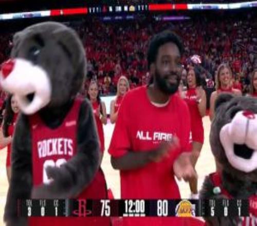 不行你上去打吧火箭球迷logo三分一击毙命带走25000美元！