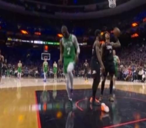 无大碍！杰伦布朗持球对抗出现崴脚简单调整后继续作战