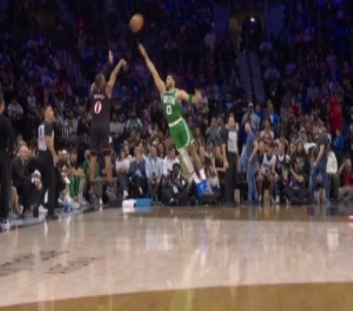 艾弗森起身鼓励！马克西三分再中76人轰出120攻击波反超绿军