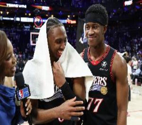 打铁兄弟！马克西上半场13中3得9分3板4助埃奇库姆13中4得8分5板