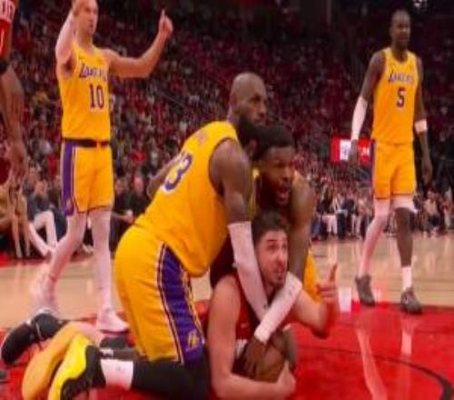 包夹父子兵！申京转身到内线被两个詹姆斯联手防下来了！