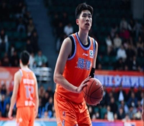 邹阳：完美收官感谢来现场支持我们的球迷下个赛季见继续努力