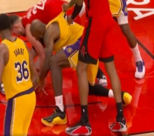 正是奋斗的年纪！詹姆斯切球后倒地拼抢地板球拿到争球机会