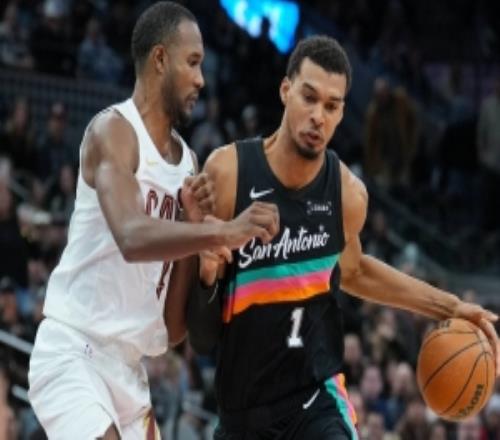 莫布里：文班让我看起来像普通人和他交手是挑战但很有趣