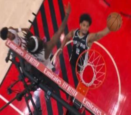 技惊四座！哈珀过掉防守后单臂暴扣使文班捂脸&韦德惊叹给九分