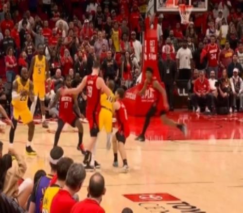 机灵的老头！肯纳德遭遇包夹詹姆斯在旁及时喊停解围&雷迪克点赞